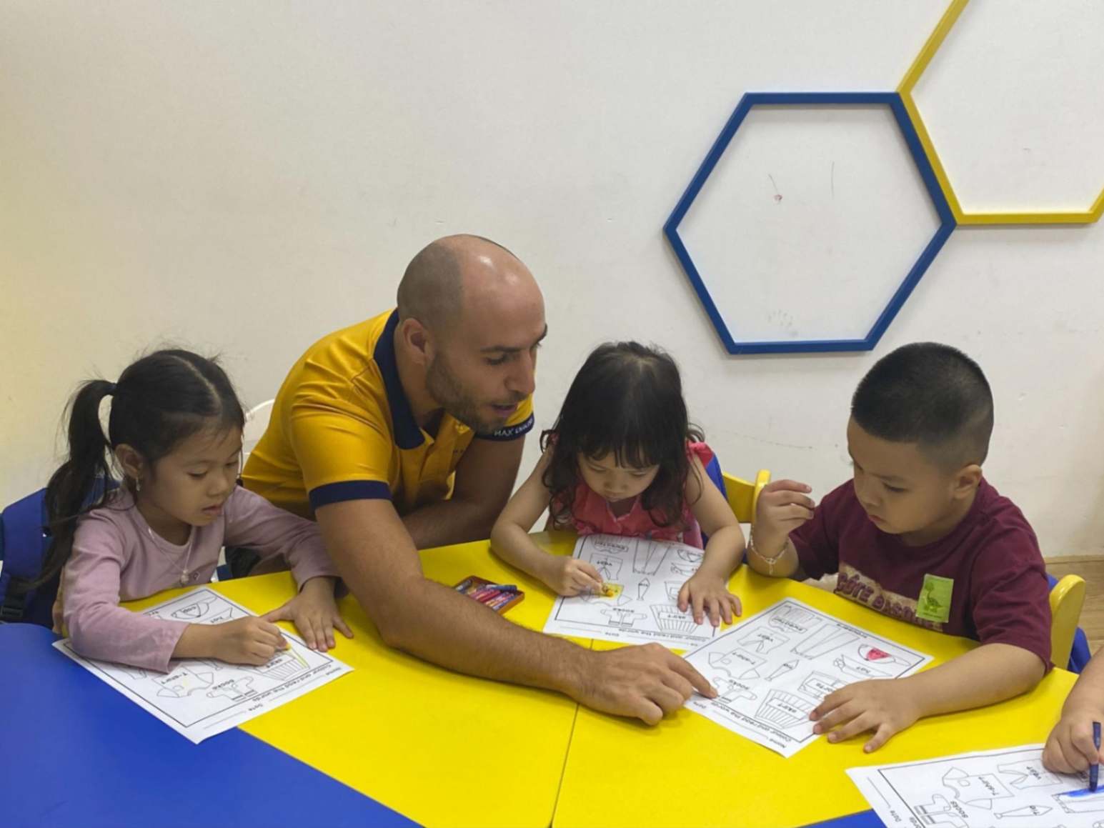 Lợi ích của việc cho trẻ làm quen tiếng anh mầm non sớm